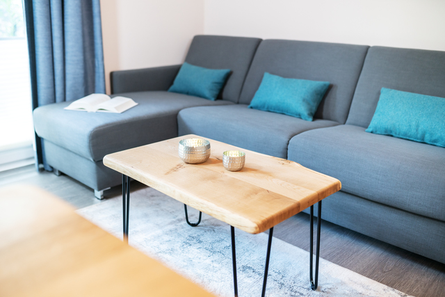 Für einen entspannten Abend oder Tag steht eine Couch zur Verfügung