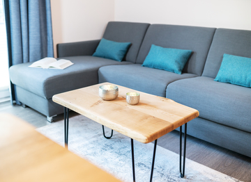 Für einen entspannten Abend oder Tag steht eine Couch zur Verfügung