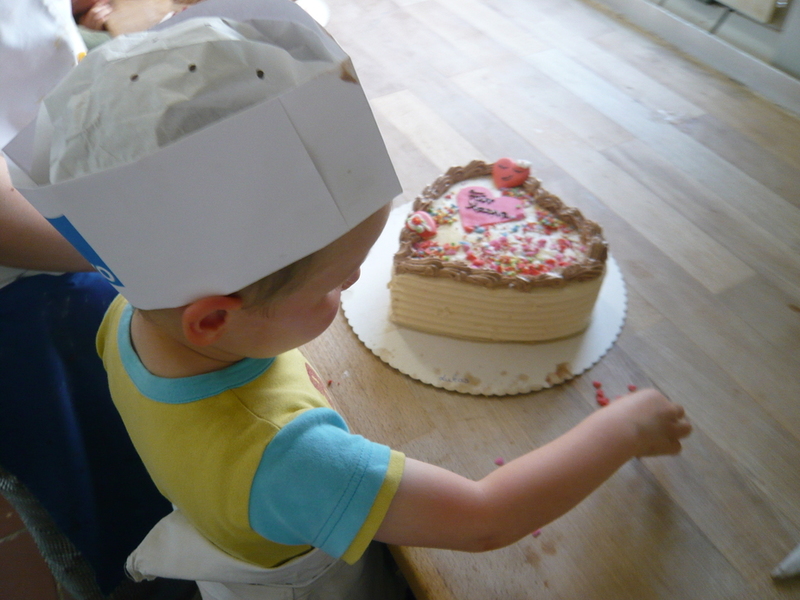Kinder backen Muttertagsherzen